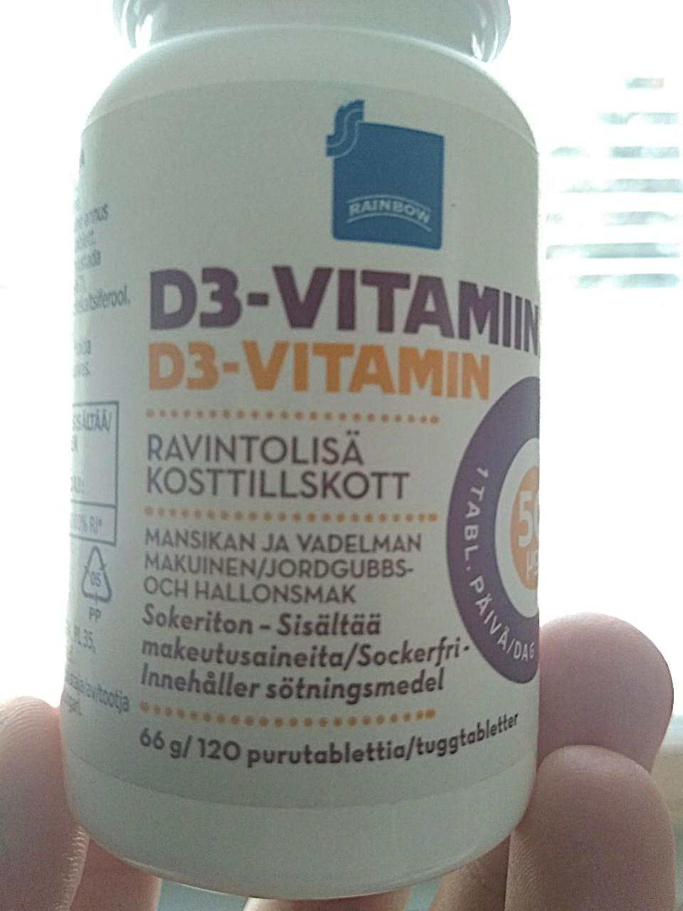 A picture of the front side of a bottle of vitamins. Finnish and Swedish text.